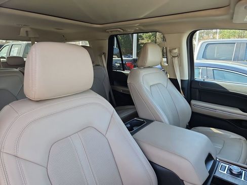 Used 2024 Ford Expedition Limited image 8