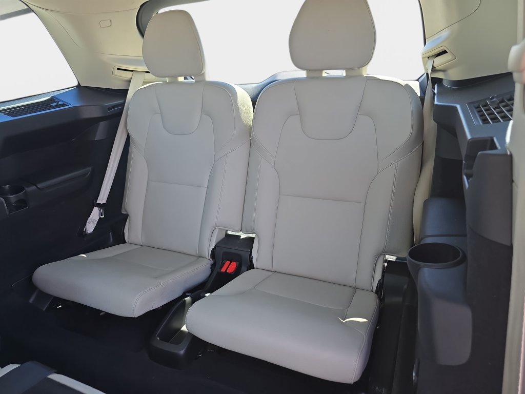 Used 2022 Volvo XC90 T6 Momentum AWD/4WD image 16