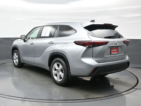 Used 2024 Toyota Highlander LE AWD/4WD image 4