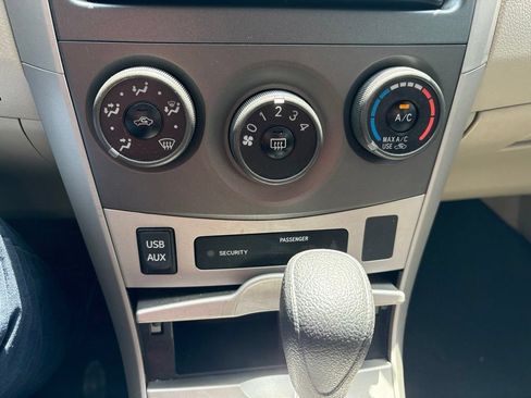 Used 2013 Toyota Corolla LE FWD image 19