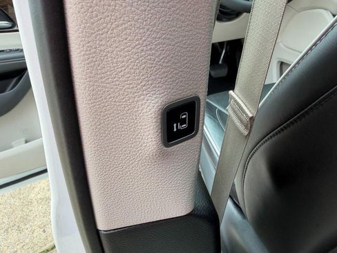 Used 2024 Chrysler Pacifica Limited FWD image 23