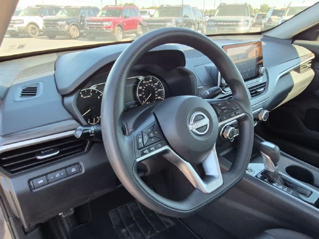 Used 2025 Nissan Altima 2.5 SV FWD image 11