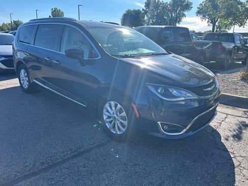 Used 2018 Chrysler Pacifica Touring-L Plus FWD image 5