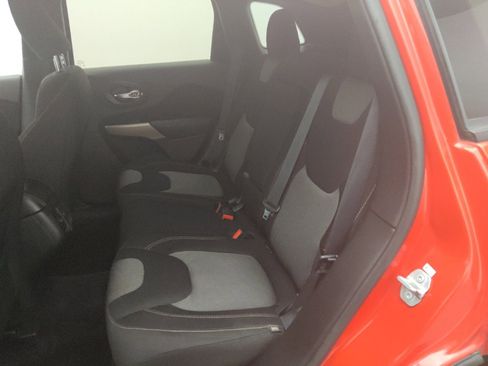 Used 2018 Jeep Cherokee Latitude w/ Altitude Package image 18