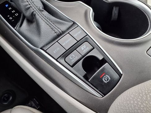 Used 2022 Toyota Camry XLE image 14
