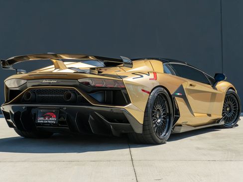 Used 2020 Lamborghini Aventador SVJ AWD/4WD image 9