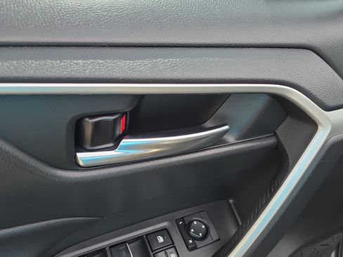 Used 2021 Toyota RAV4 XLE Premium image 21