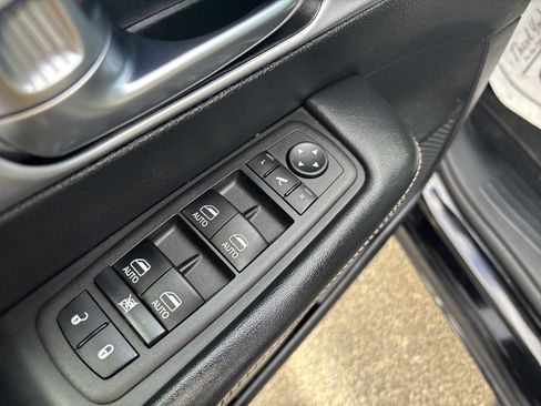 Used 2025 Chrysler Pacifica Limited image 17