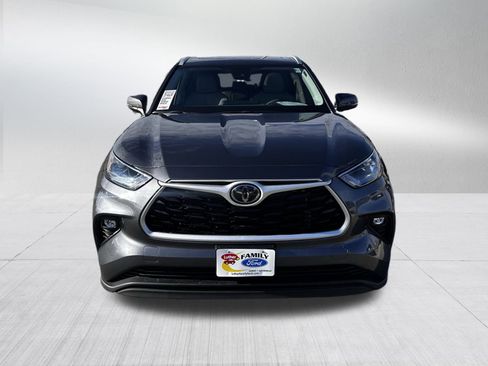 Used 2024 Toyota Highlander XLE image 2