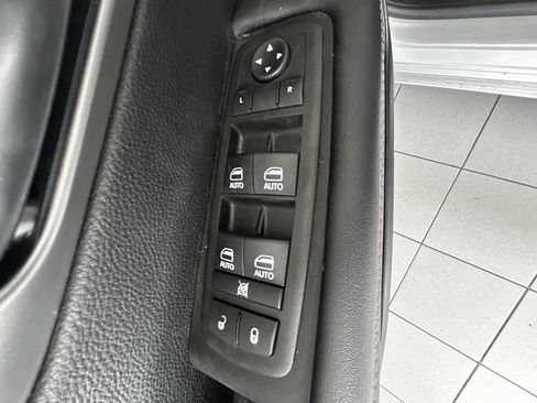 Used 2026 Chrysler Pacifica Select FWD image 13