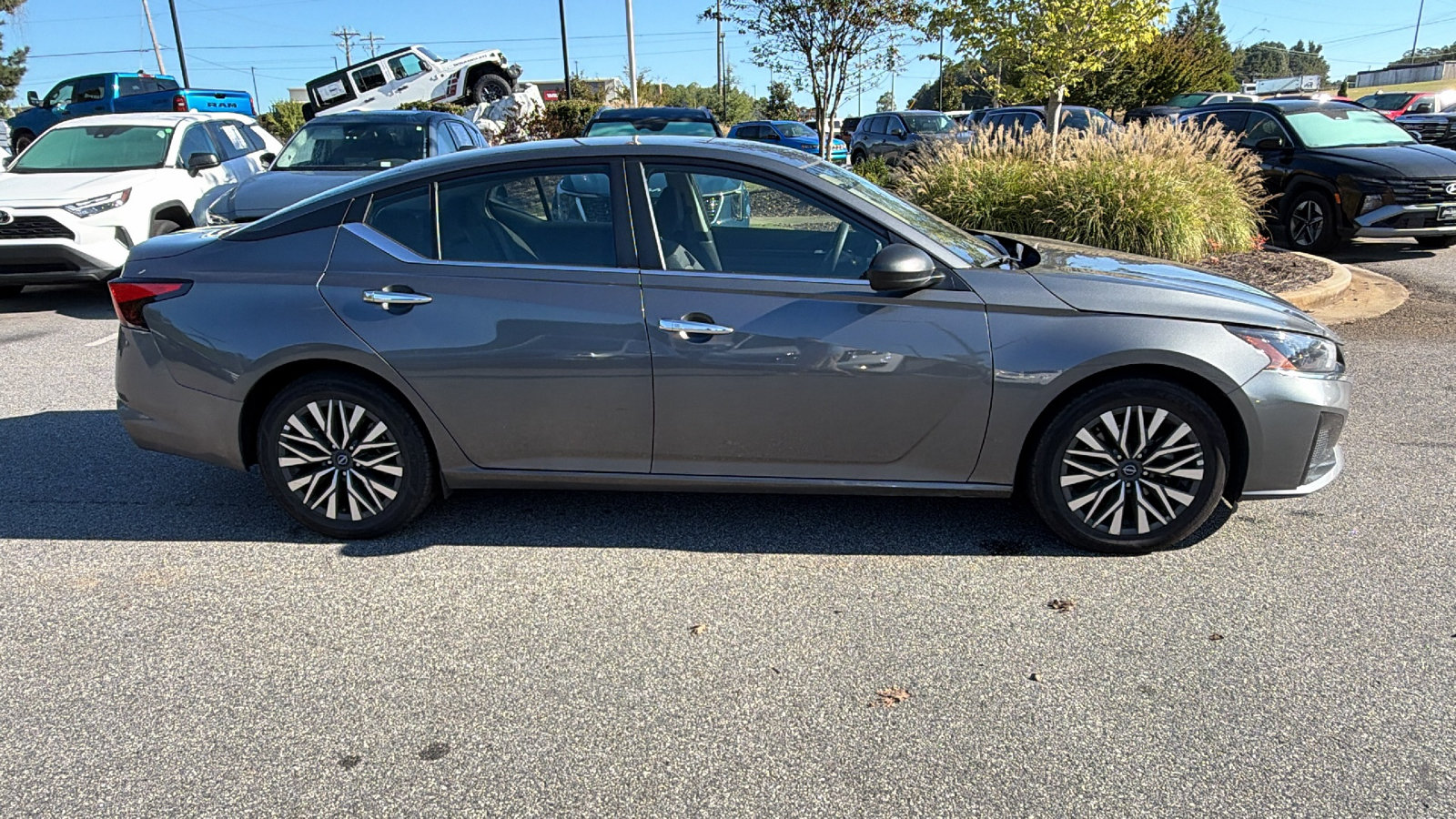 Used 2025 Nissan Altima 2.5 SV FWD image 7