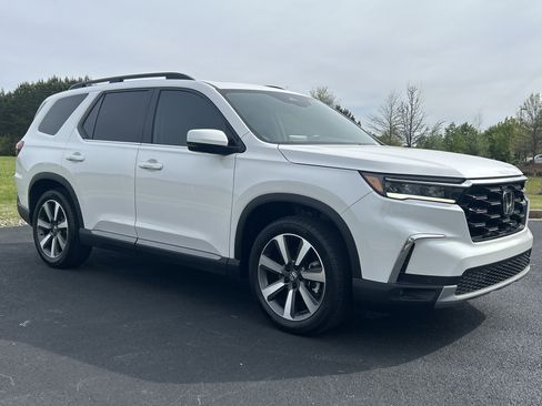 Certified 2025 Honda Pilot Touring image 2