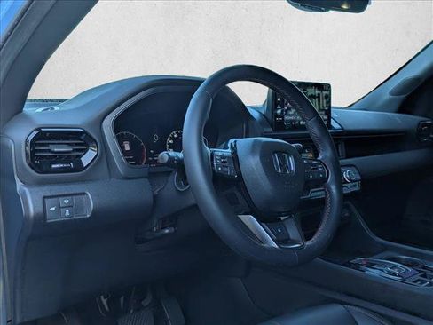 Used 2025 Honda Pilot TrailSport image 2
