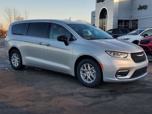 New 2026 Chrysler Pacifica Select image 2