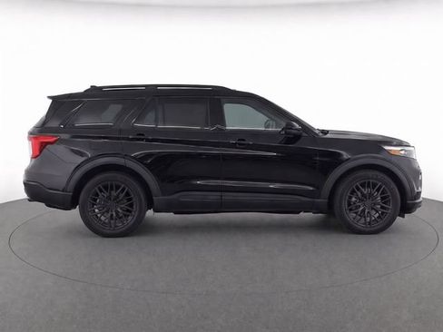 Used 2024 Ford Explorer XLT w/ Equipment Group 202A RWD image 4