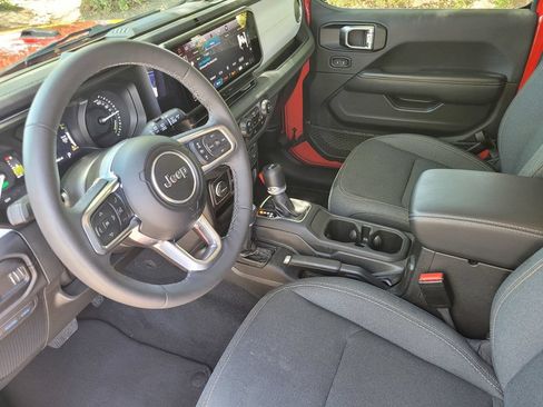 Used 2025 Jeep Wrangler Unlimited Sahara AWD/4WD image 18