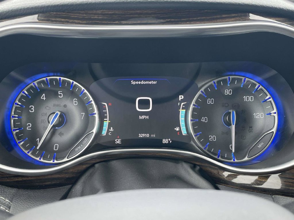 Used 2023 Chrysler Pacifica Limited AWD/4WD image 23
