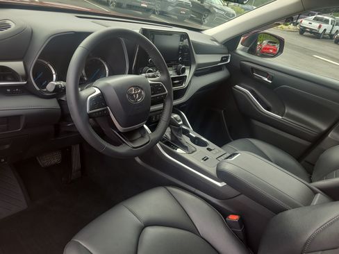 Used 2022 Toyota Highlander XLE AWD/4WD image 15