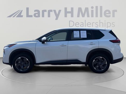 Used 2024 Nissan Rogue SV AWD/4WD image 2