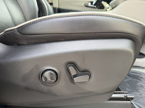 Used 2023 Chrysler Pacifica Limited FWD image 45