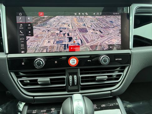 Certified 2026 Porsche Macan AWD/4WD image 29