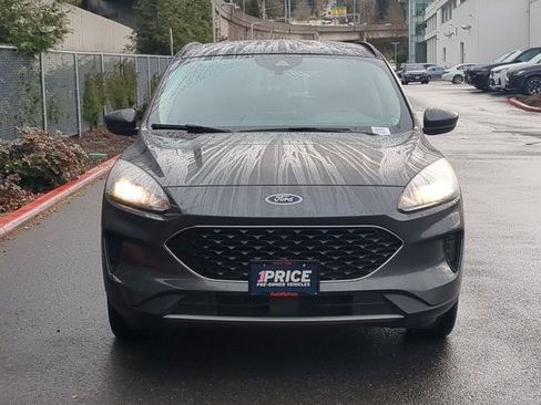 Used 2020 Ford Escape SE image 2