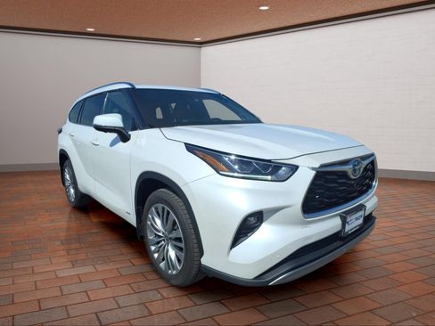 Used 2023 Toyota Highlander Platinum AWD/4WD image 2