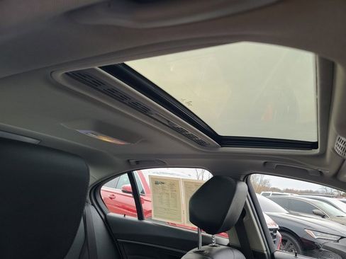 Used 2018 BMW 320i xDrive Sedan image 9