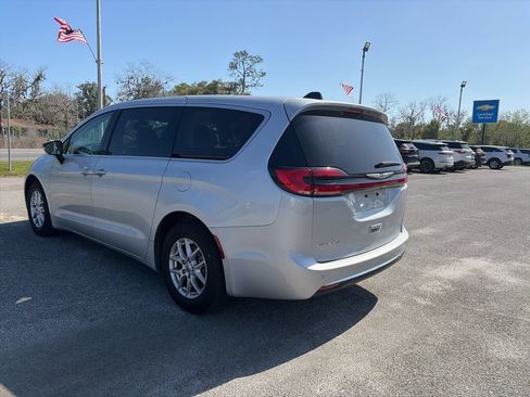 Used 2024 Chrysler Pacifica Touring-L FWD image 7