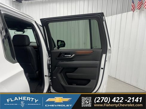 Used 2025 GMC Yukon XL Denali AWD/4WD image 12