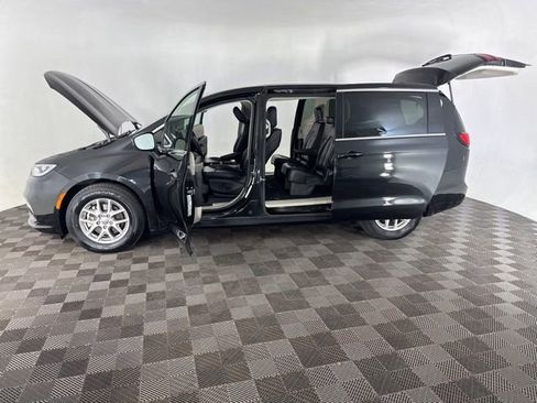 Used 2023 Chrysler Pacifica Touring-L FWD image 11