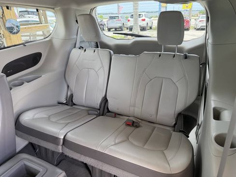 Used 2017 Chrysler Pacifica Touring-L Plus FWD image 18