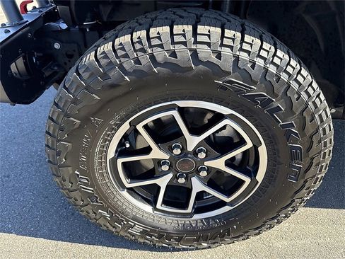 Certified 2024 Jeep Gladiator Rubicon w/ Technology Group image 15