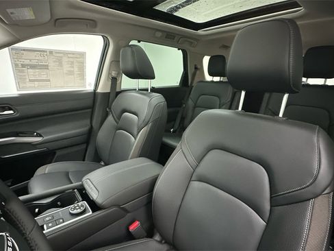 New 2025 Nissan Pathfinder SL w/ SL Premium Package image 9