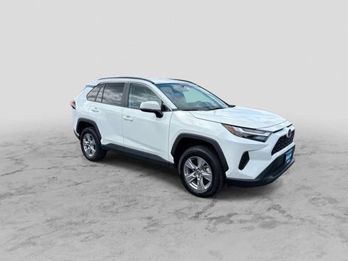 Used 2025 Toyota RAV4 XLE AWD/4WD image 2