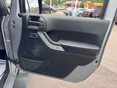 Used 2017 Jeep Wrangler Unlimited Rubicon w/ Connectivity Group image 17