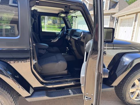 Used 2012 Jeep Wrangler Sahara w/ Connectivity Group AWD/4WD image 16