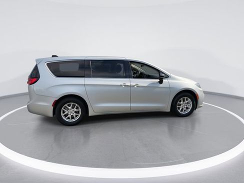 Used 2024 Chrysler Pacifica Touring-L FWD image 9