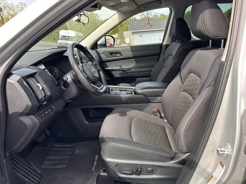 Used 2025 Nissan Pathfinder SV AWD/4WD image 11