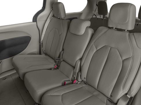 Used 2017 Chrysler Pacifica Touring FWD image 9