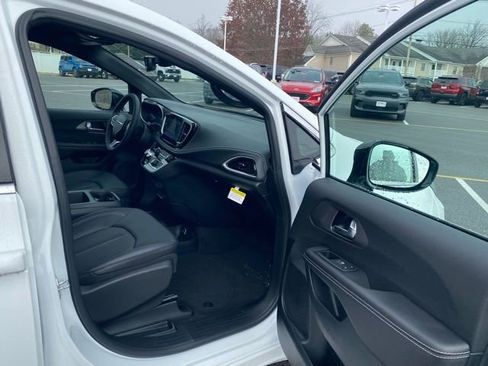 New 2026 Chrysler Pacifica Select image 28