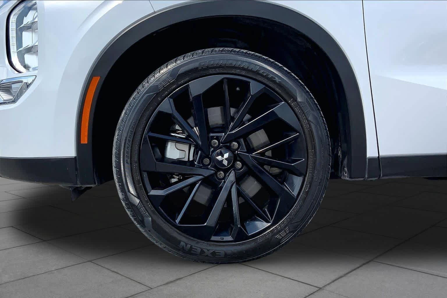 Used 2024 Mitsubishi Outlander SE Black Edition FWD image 11