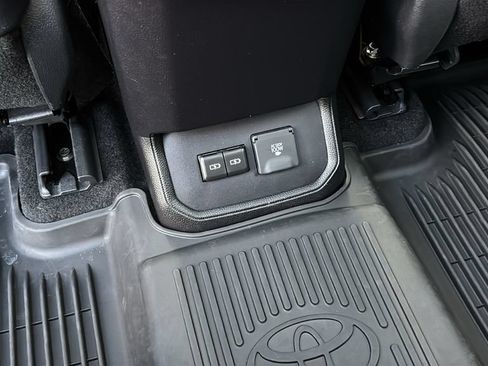 Used 2024 Toyota Highlander Platinum AWD/4WD image 11