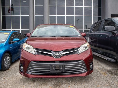 Used 2018 Toyota Sienna Limited image 4