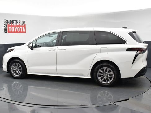 Used 2024 Toyota Sienna LE image 2