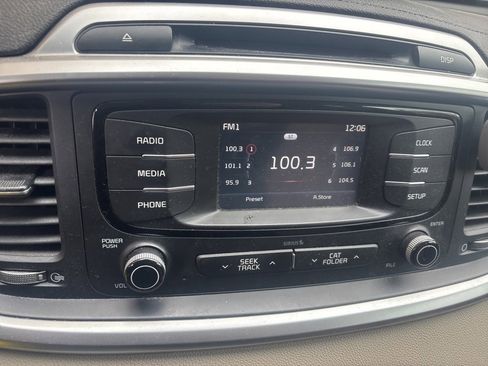 Used 2017 Kia Sorento LX image 16