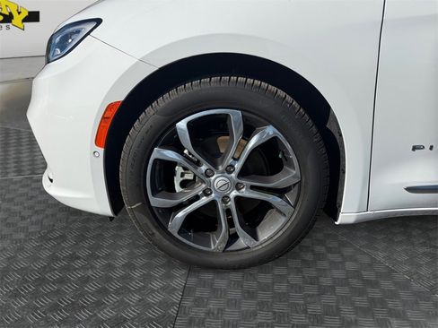 New 2026 Chrysler Pacifica Pinnacle image 14