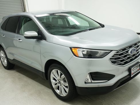 Used 2024 Ford Edge Titanium AWD/4WD image 3