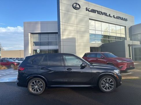 Used 2022 BMW X5 xDrive40i w/ M Sport Package image 2