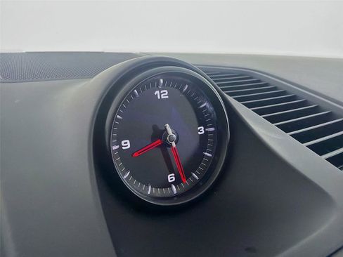 Certified 2022 Porsche Cayenne Platinum Edition image 17